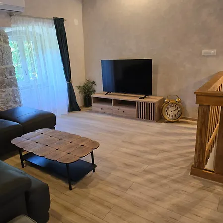 Rose 5 Apartment Cres
